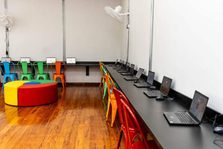 7a6d69_21e5d28e64414528bde16a34ed8f4f75~mv2